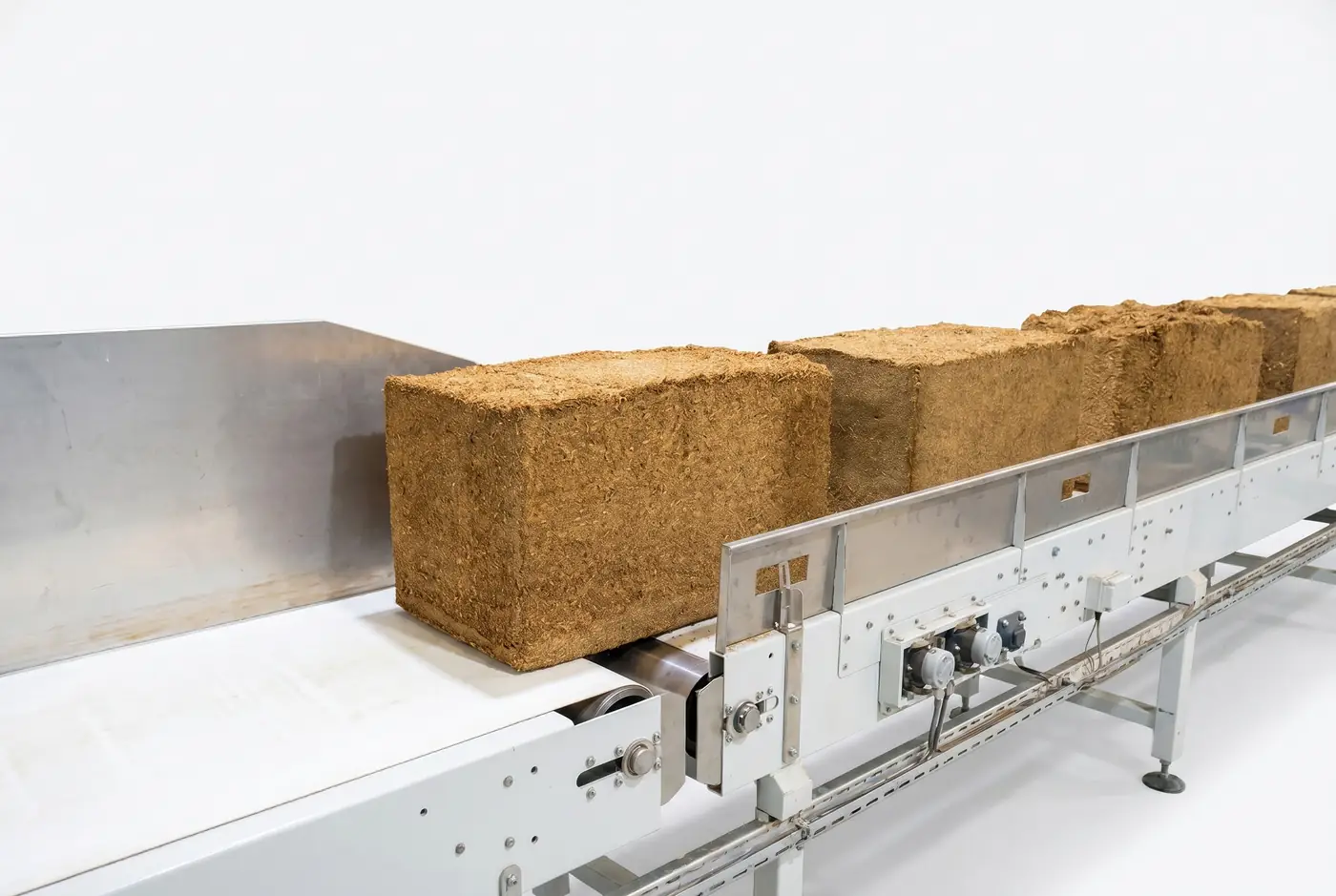 Tobacco processing screw conveyor system